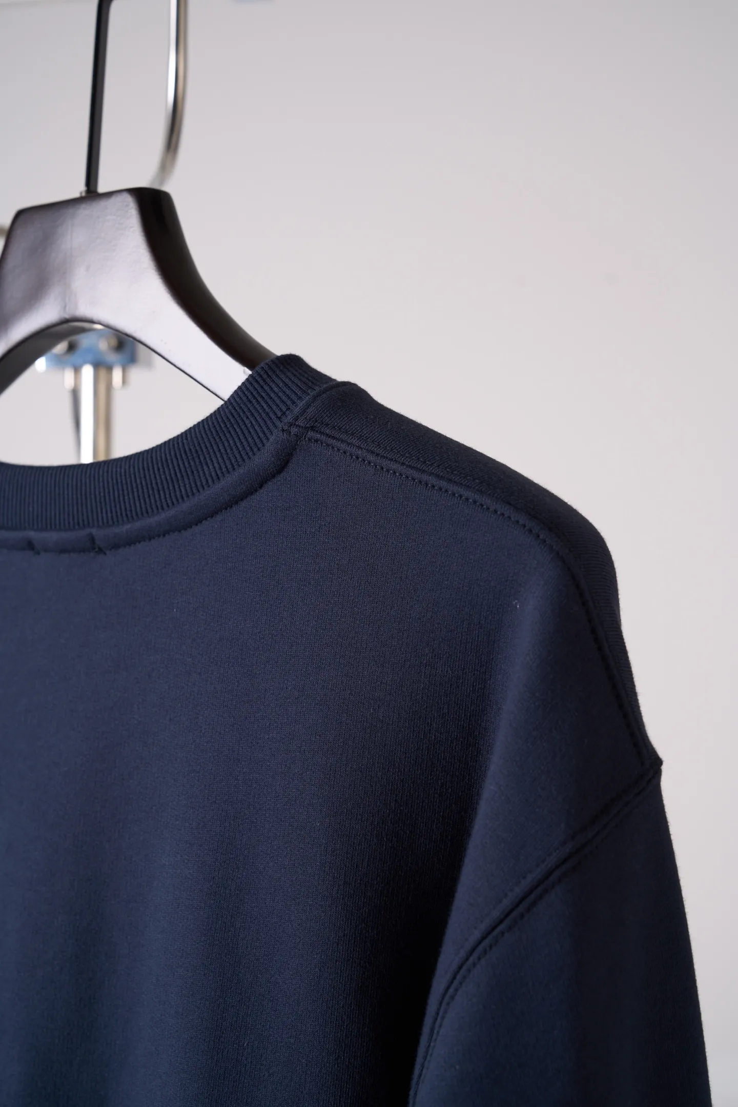 [Real auction] Celine/Céline Paris letter printed logo round neck sweatshirt (women's style) [In Stock] S M L custom-dyed densely woven fish scale sheared cotton material, fine and fluffy, soft and skin-friendly. The navy blue base color settles the retro tone, and the burgundy contrasting color evokes the college charm, gently interpreting the casual and free girl's posture. The iconic Celine Paris arch print is placed on the chest of the body, and the Retro school font is layered in contrasting colors, which is neat, full and powerful; the cuffs are embellished with exquisite hand-embroidered logos, which are low-key and hidden in the sleeves, and the light and dark echo each other. The soft dropped shoulders and loose fit take into account relaxation and neat lines. The moderate length flatters the body shape and creates a casual retro college girl silhouette. The style is evident in the details, relaxed yet refined, interpreting the retro accent of contemporary girls. 1. Imported machine embroidery technology uses advanced computer control systems and precision mechanical components to precisely create the iconic TRIOMPHE logo embroidery, with smooth and delicate lines and a full sense of sophistication. 2. Glue printing: Use glue liquid paint to print patterns on the fabric, and bake the fabric to fix the printed pattern. 3. Fermentation washing treatment: The fabrics have been fermentation washing, which makes the hand feel and texture better, is not easy to deform, shrink, and fade, and maintains long-term beauty and loose fit.
